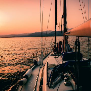 segelboot bei sonnenuntergang